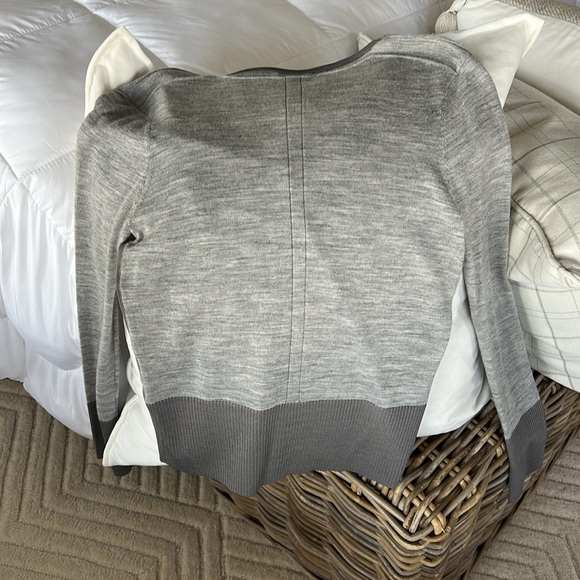 Rag and Bone, Merino Wool, two-tone grey V-neck. XS - Picture 4 of 6